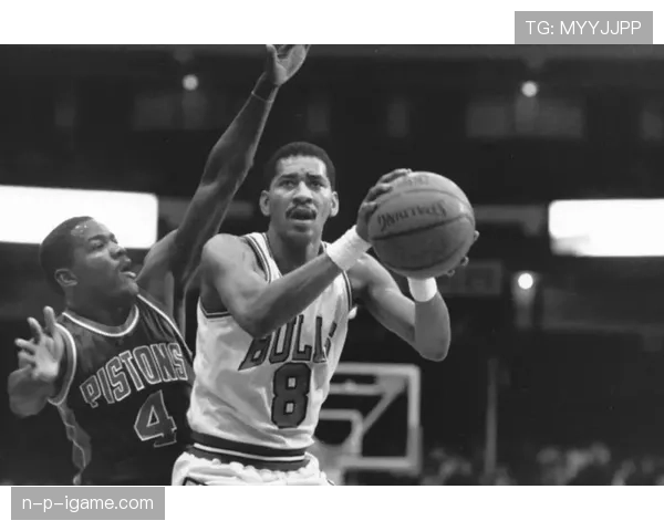 乔治·格文无球跑动拉开空间，改变防守布局主导进攻